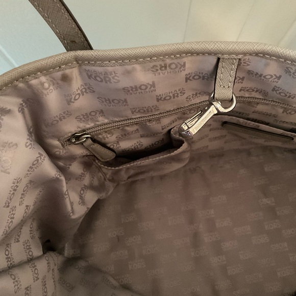 Michael Kors Jet SetTravel Tote - Picture 6 of 12
